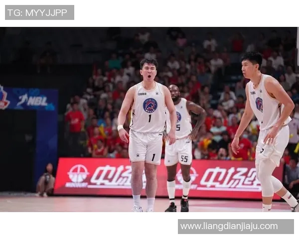 武汉篮球队在全国锦标赛中以78分稳居积分榜首位，展现强劲实力