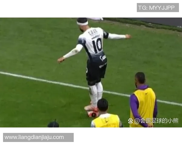 足球明星在比赛中遭遇激烈冲突瞬间引发全场轰动与热议 足球明星在比赛中遭遇激烈冲突瞬间引发全场轰动与热议